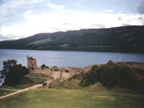 Urquahart Castle, v pozadí jazero Loch Ness - 22