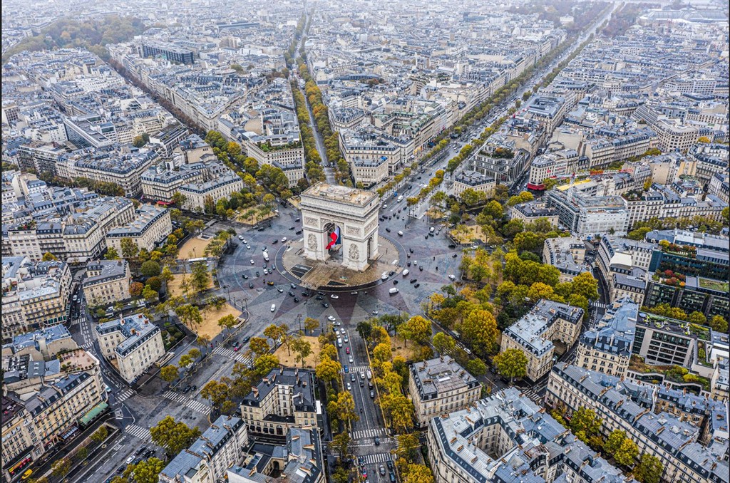 Potulky Parížom LET