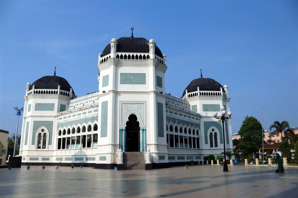 Veľkú mešitu v Medane nechal postaviť v roku 1909 Sultan Ma'mun Al Rashid Perkasa Alam