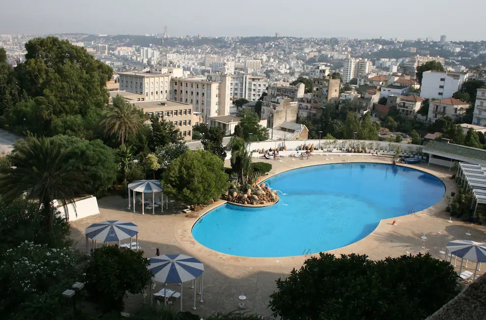 Alžírsko, Tunisko - dve krajiny Maghrebu - Doprajte si v Alžíre luxusný hotel El Aurassi, kde sa stretávali aj delegácie zjazdu Africkej únie.  - 1