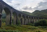 Glenfinnan viaduct neďaleko Invernessu, ktorý je najdlhším betónovým mostom v krajine dlhým 380 metr