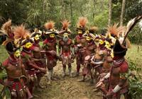 Lovci ľudožrútov a Nauru - Neuveriteľný zážitok. Foto: Ľ. Fellner Tancom lovci kmeňa Huli napodobujú tanec rajky - 4