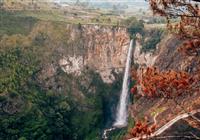 Sumatra - nespútaná Indonézia - Asi najznámejším vodopádom Sumatry je Sipiso Piso neďaleko jazera Toba.
foto?: Jozef HARVÁNEK — BUBO - 4