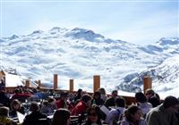 Panoramatická terasa reštaurácie Le Cocon des Neiges  (© Chalet Hotel Isatis) - Lyžovačky v Alpách  