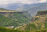 Vznešené Arménsko - Krajina severného Arménska je posiata kopcami aj kaňonmi. Aj takéto výhľady si užijeme pri pohľade z - 4