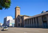 Zimbabwe - krajina histórie a divočiny - Hlavná katedrála a sídlo arcibiskupa sa nachádza na námestí Africkej jednoty, kde je aj budova parla - 4