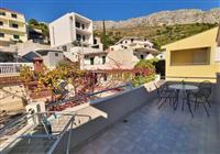 Chorvátsko - Omiš - Duće - apartmány Lama - apartmán 1/2+2 - balkón s posedením