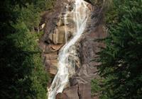 Kanada - veľký okruh - Shanon Falls na pobrežnej ceste Sea to Sky Highway, pozdĺž ktorej je niekoľko zaujímavých zastávok - 4