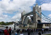 Otvárajúci sa Tower bridge. Most sa otvára len pár krát do dňa a vždy je to úžasné predstavenie.