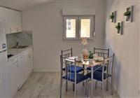 Chorvátsko - Omiš - Duće - apartmány Lama - apartmán 1/2+2 - kuchynský kút