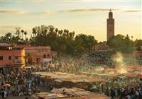 Námestie Jemaa el-Fna v Marrákeši ožíva po zotmení.  Foto: Robert Taraba — BUBO