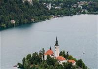 Slovinsko - Aktívne - Malé slovinské mestečko s idylickým jazerom, na ktorom sa nachádza ostrov s pôvabným kostolíkom. (ph - 3