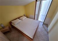 Apartmány Dana - Chorvátsko - Vodice - Srima - apartmány Danu - dvojlôžkový apartmán s dvomi prístelkami - spálňa - 3