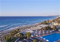 pohlad na areal a plaz hotela Blue Bay Resort na ostrove Rhodos v Grecku