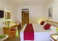 Queens Bay Hotel - 3