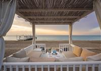 baldachyn na plazi v hoteli Adora Resort v stredisku Belek v Turecku