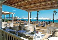 baldachyn na plazi v hoteli Adora Resort v stredisku Belek v Turecku