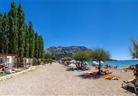 plaz pri mobilnych domoch Camp Galeb v letovisku Omis v Chorvatsku