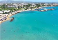 Pláž hotela Coral Beach Hotel & Resort v Paphose, na Južnom Cypre