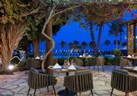 Vonkajšia a´la carte reštaurácia hotela Coral Beach Hotel & Resort v Paphose, na Južnom Cypre