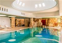 Vnútorný bazén v SPA v hoteli Coral Beach Hotel & Resort v Paphose, na Južnom Cypre