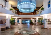Lobby hotela Coral Beach Hotel & Resort v Paphose, na Južnom Cypre