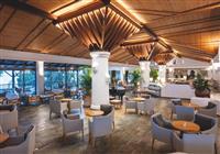 Lobby hotela Coral Beach Hotel & Resort v Paphose, na Južnom Cypre