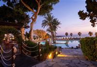 Bazén hotela Coral Beach Hotel & Resort v Paphose, na Južnom Cypre