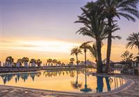 Bazén hotela Coral Beach Hotel & Resort v Paphose, na Južnom Cypre