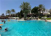 Bazén hotela Coral Beach Hotel & Resort v Paphose, na Južnom Cypre