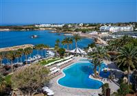 Bazén hotela Coral Beach Hotel & Resort v Paphose, na Južnom Cypre