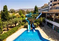 Tobogány pre deti v hoteli Coral Beach Hotel & Resort v Paphose, na Južnom Cypre