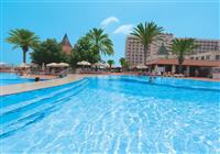Bazén hotela Salamis Bay Conti vo Famaguste, na Severnom Cypre
