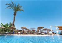 Bazén hotela Malama Beach Holiday Village v Protarase, na Južnom Cypre