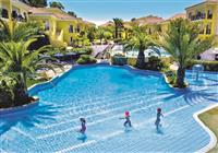 bazén hotela Malama Beach Holiday Village v Protarase, na Južnom Cypre