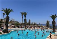 Bazén hotela Malama Beach Holiday Village v Protarase, na Južnom Cypre
