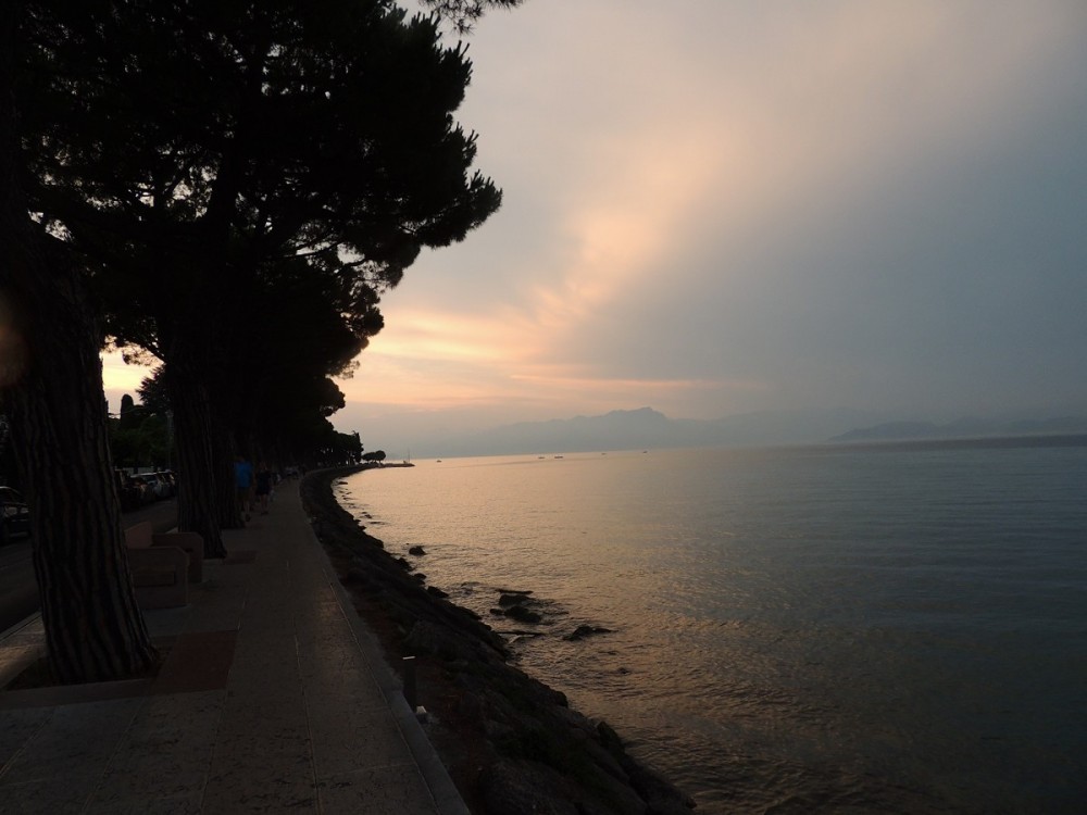 Lago di Garda pláž večer